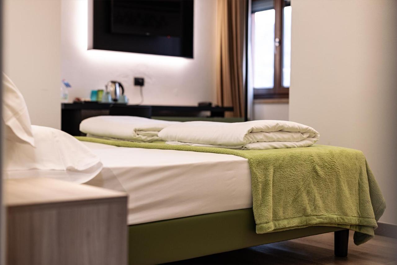 Hotel Lago Di Garda มัลเชซิเน ภายนอก รูปภาพ