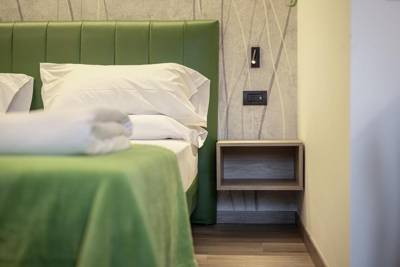 Hotel Lago Di Garda มัลเชซิเน ภายนอก รูปภาพ