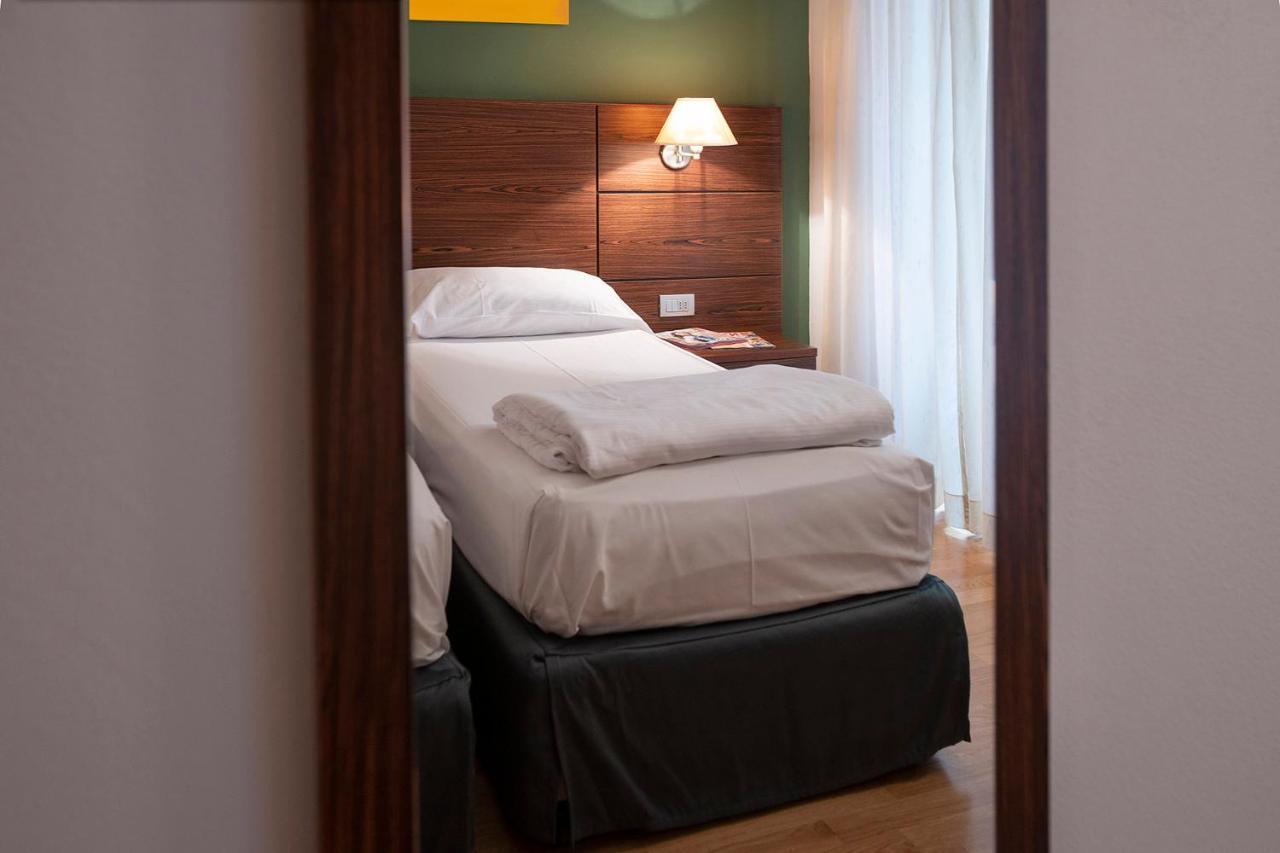 Hotel Lago Di Garda มัลเชซิเน ภายนอก รูปภาพ