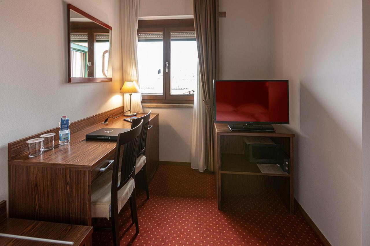 Hotel Lago Di Garda มัลเชซิเน ภายนอก รูปภาพ