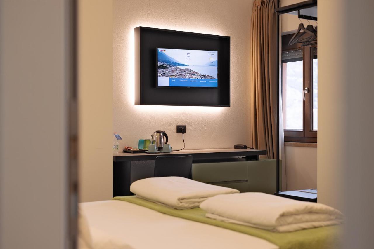 Hotel Lago Di Garda มัลเชซิเน ภายนอก รูปภาพ