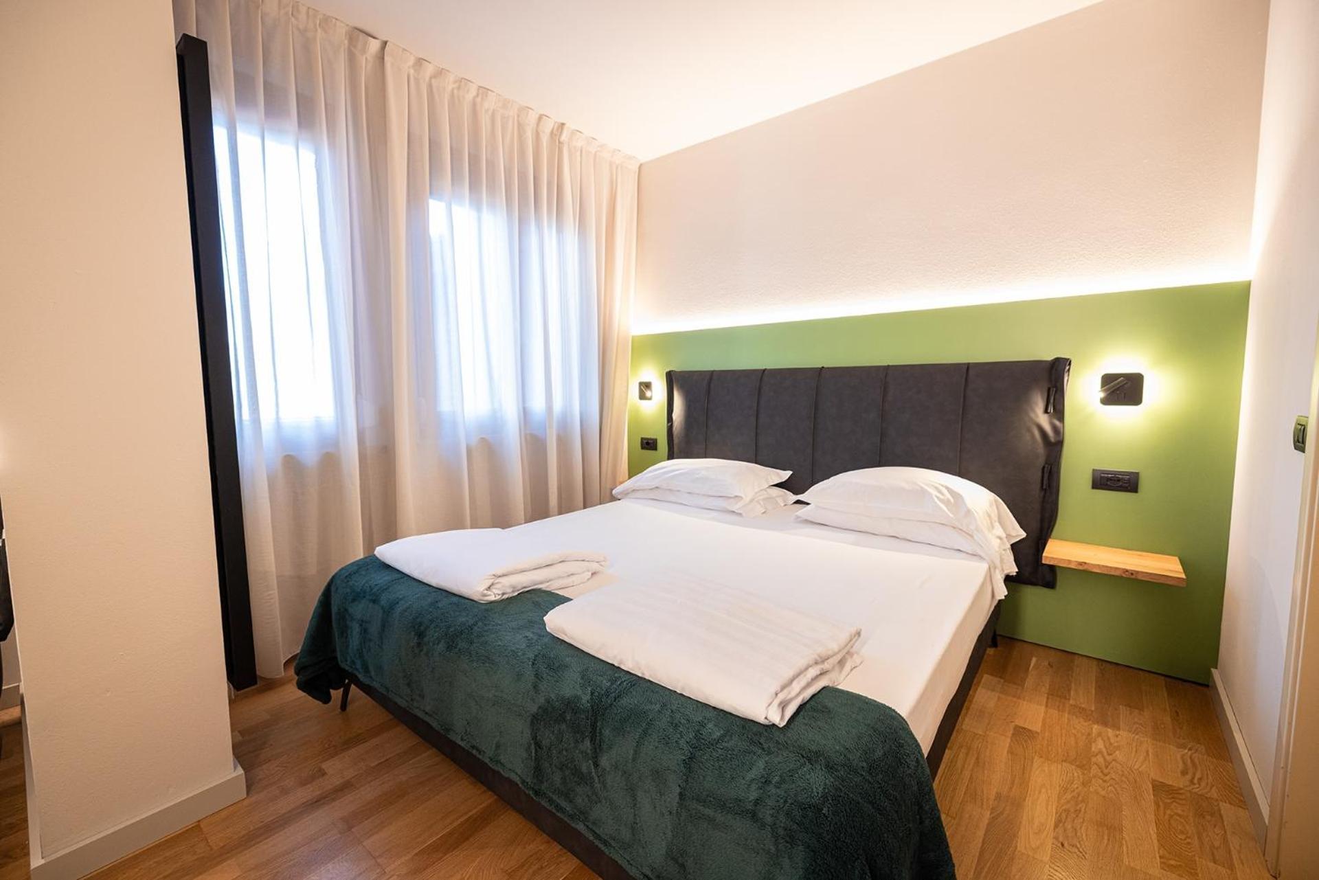 Hotel Lago Di Garda มัลเชซิเน ภายนอก รูปภาพ