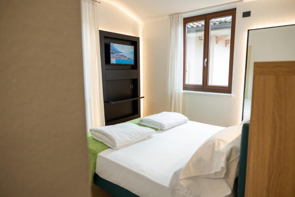 Hotel Lago Di Garda มัลเชซิเน ภายนอก รูปภาพ