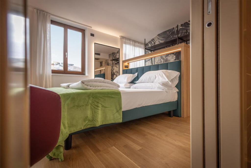 Hotel Lago Di Garda มัลเชซิเน ภายนอก รูปภาพ