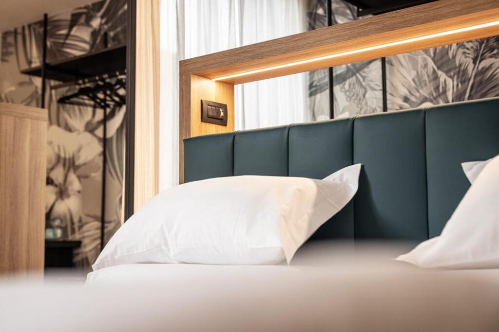 Hotel Lago Di Garda มัลเชซิเน ภายนอก รูปภาพ