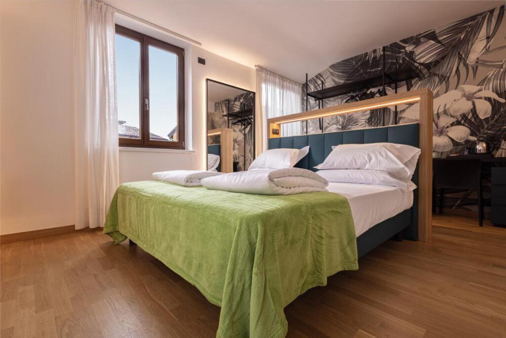 Hotel Lago Di Garda มัลเชซิเน ภายนอก รูปภาพ