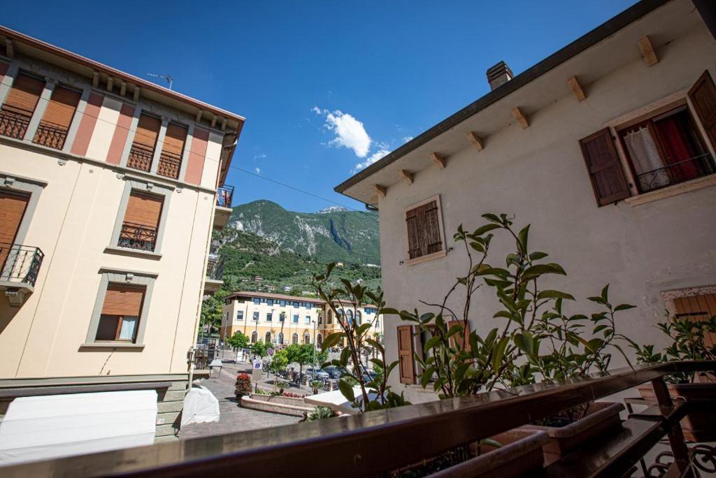 Hotel Lago Di Garda มัลเชซิเน ภายนอก รูปภาพ