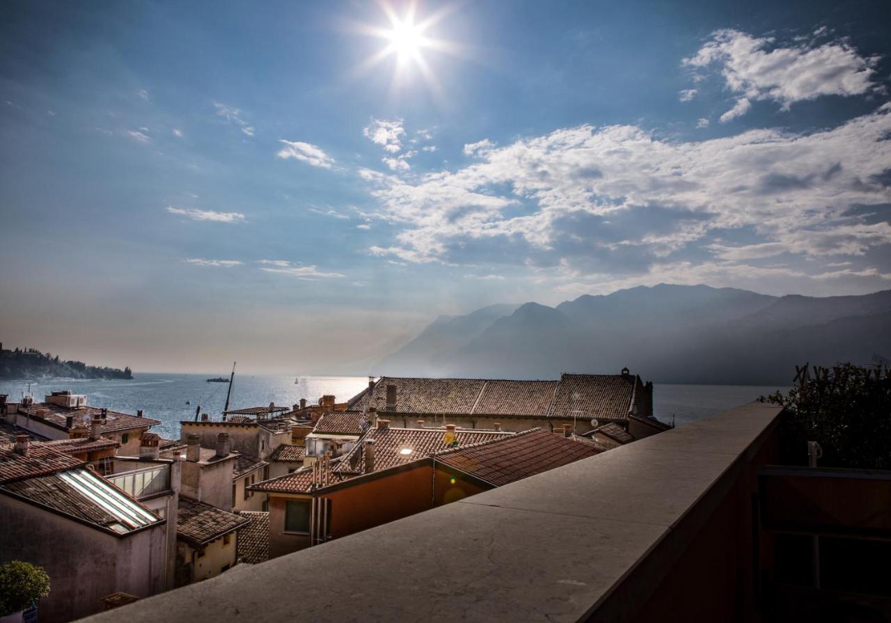 Hotel Lago Di Garda มัลเชซิเน ภายนอก รูปภาพ