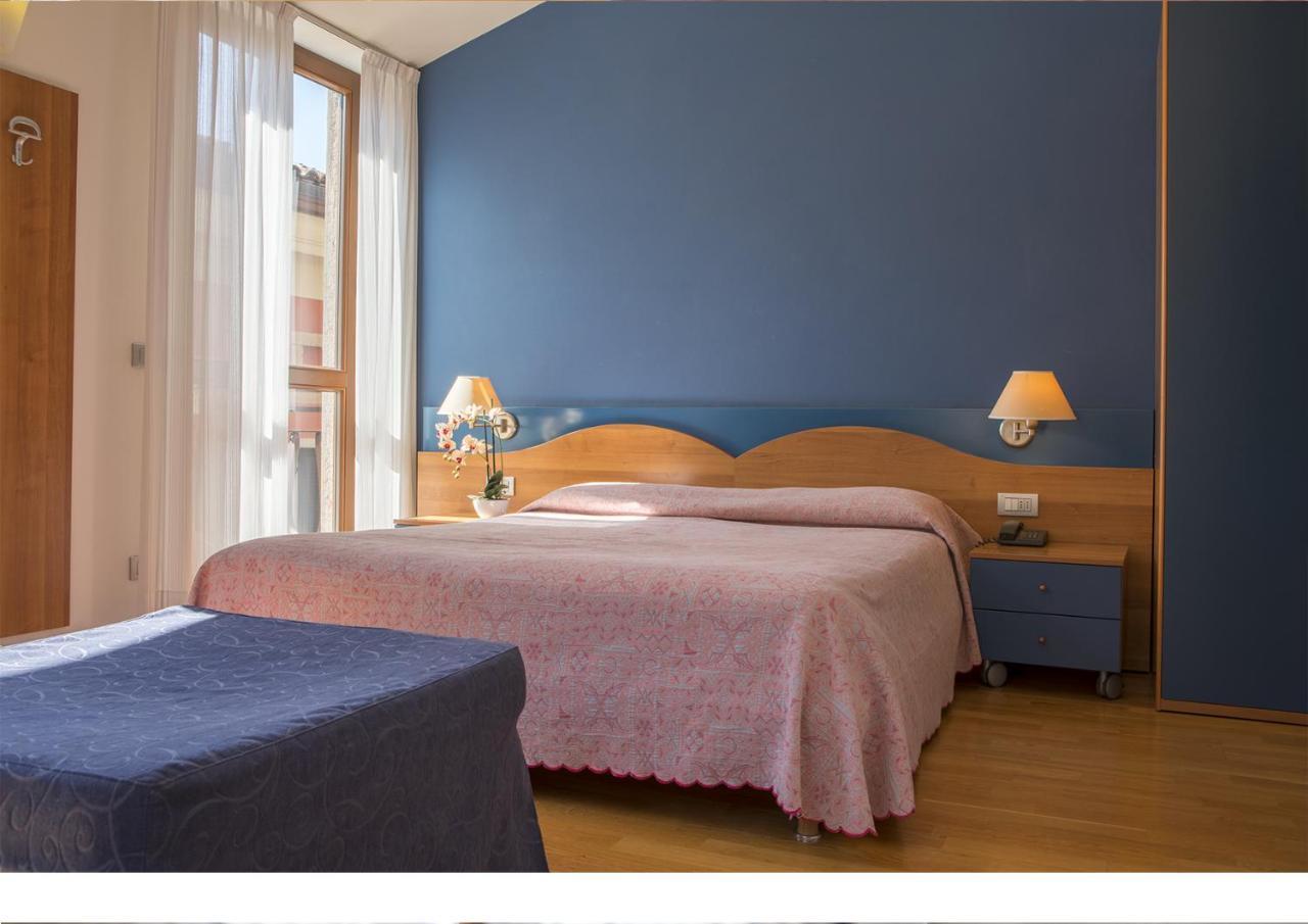 Hotel Lago Di Garda มัลเชซิเน ภายนอก รูปภาพ